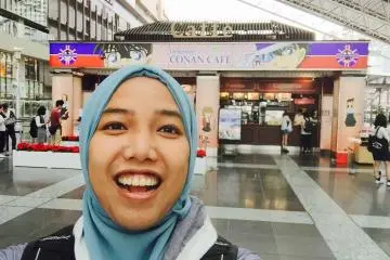 Penulis di depan Conan Cafe Osaka