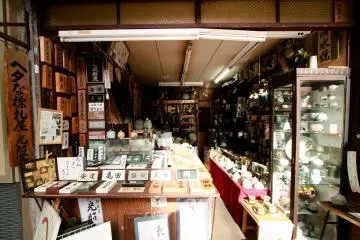 Traditional ceramic arts and crafts shop