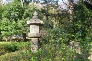 <p>Said to be 800 years old, this lantern stands calmly in the grasses near the pond</p>