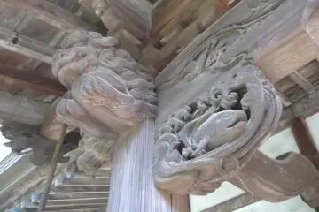Carved lions and fish under the eaves of the hall