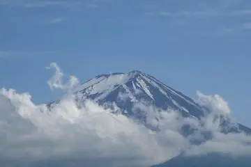 경치가 잘 보이는 맑은 날씨에도 구름은 이 지역의 주요 명소를 가린다.