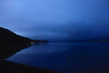 L'obscurité avant l'aube, une couverture de nuages descend sur le lac vers 4h 
