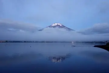 La surface du lac est toujours calme. Des conditions idéales pour refléter le Mont Fuji aussi appelé ici "Sakasa Fuji ou Upside-down Fuji" 