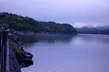  En plus de nuages bas, la brume et le brouillard du matin s'accrochent aux rives du lac
