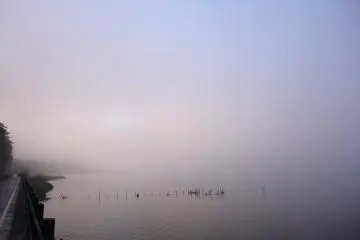  La surface vitreuse du lac brouille l'horizon dans la distance, ce qui rend difficile de distinguer le ciel et l'eau