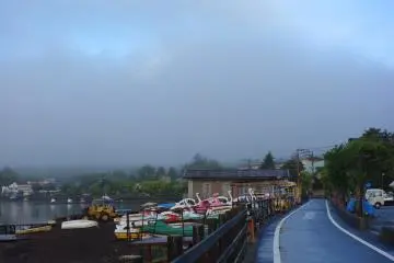 Malgré le réveil de la vie tout autour, le Mont Fuji refuse de se dévoiler