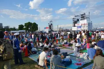 สนามกลางแจ้งสำหรับให้ผู้คนมานั่งชมการแสดงสดบนเวที หรือมานั่งจองที่สำหรับชมการแสดงดอกไม้ไฟ