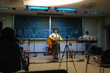 In the UNPLUGGED classroom, where first-year students in the acoustic club perform songs in groups