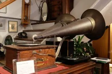 Gramofon akustik yang dapat dibawa-bawa