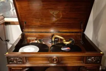 Gramofon akustik credenza tua dari tahun 1927