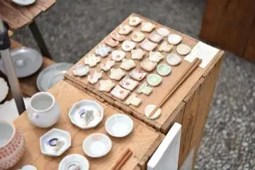 Dainty ceramic chopstick holders