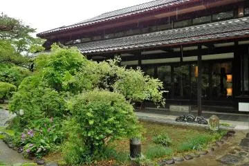 อาคารของร้านรายล้อมด้วยสวนสวย