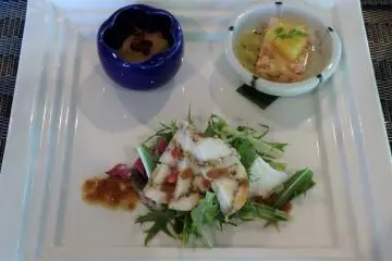 อาหารเรียกน้ำย่อยของเรามีมาสองถ้วยพร้อมกับสลัดไก่ย่าง