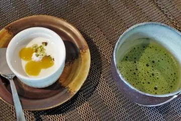 ส่วนขนมหวานจะเป็น pannacotta กับซอสมะม่วง และชาเขียว