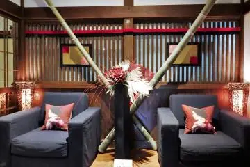 ในร้านมีห้องทานอาหารห้าห้องและเลานจ์ขนาดเล็ก