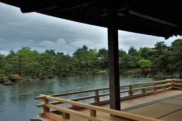 Tokushiro Tamane a travaillé pour des jardins de Kyoto pendant de nombreuses années, incluant le Kinkaku-ji