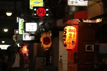 La luz aquí viene de los faroles y de los locales.