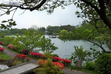 Enjoy a stroll around Kagamigaike