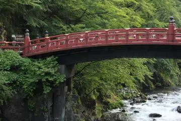 Este puente rojo está a la entrada del santuario
