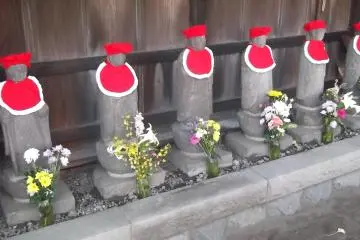 These statues welcome you by the gate