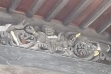 A carved demon under the eaves of the main hall