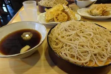 <p>โซบะกับเทมปุระผัก</p>