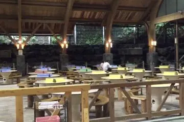 Une grande salle de restaurant