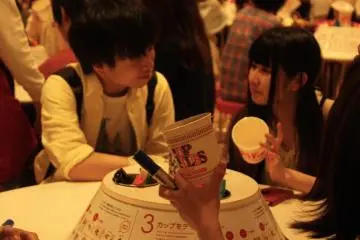 Colorea tu propio envase en My CUPNOODLES Factory.