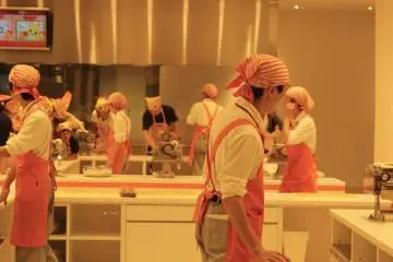 Crea tus noodles en Chicken Ramen Factory.