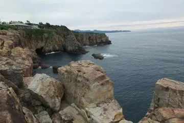 산단베키의 절벽과 동굴