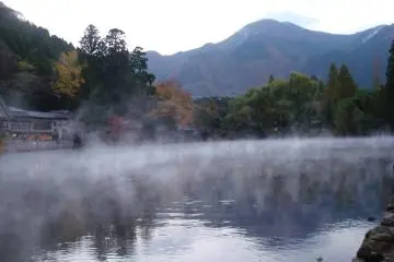 Steam rising over Kinrin Lake, Yufuin (Photo: <a href="http://flic.kr/p/7gFMyR" target="_blank" rel="noreferrer noopener nofollow">Tzuhsun Hsu</a>)