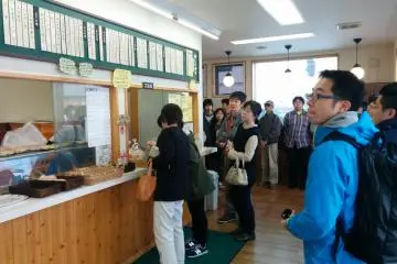 줄 대기 하면서 뭘 주문해야할까 생각 중인 한 고객