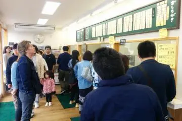 문앞에까지 줄이 있었습니다