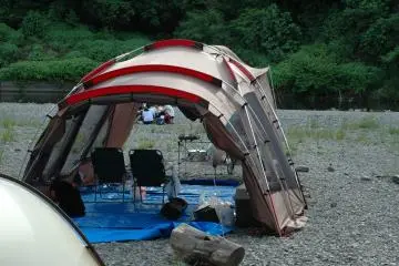 Camping by the river and viewing fireflies at night: perfect combination to welcome summer.