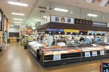 Dentro del mercado de pescado de Toyama
