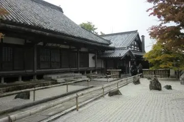 Komyozenji Temple and the front garden