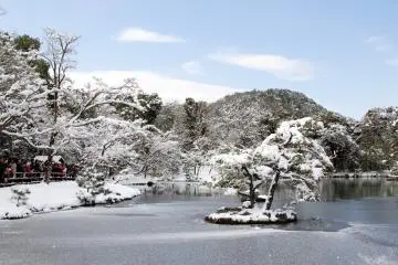 Pemandangan sekitar Kinkakuji yang sarat akan salju, sangat cantik!