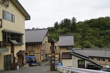 Stores, hot baths, and lodgings live in this web of buildings. (Photo: <a href="http://www.flickr.com/photos/paine0602/5884578645/" target="_blank" rel="noreferrer noopener nofollow">Paine 小不點</a>)