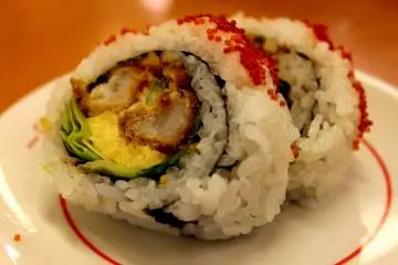 <p>When you eat one rice roll, be prepared to lose your poise...</p>