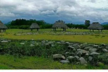 <p>หนึ่งในวงแหวนหินแห่งโอยุ</p>
