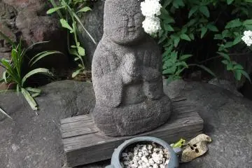 기도하는 동상