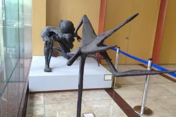 Lobby sculpture (Photo: <a href="https://en.japantravel.com/profile/jason-kuttner/321" target="_blank" rel="noreferrer noopener nofollow">Jason Kuttner</a> / JT)