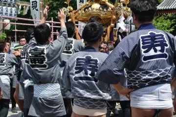 Penampilan para pembawa mikoshi
