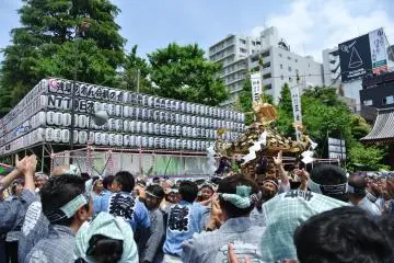 Dibutuhkan banyak orang untuk membawa mikoshi