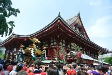 Mikoshi di depan Senso-ji