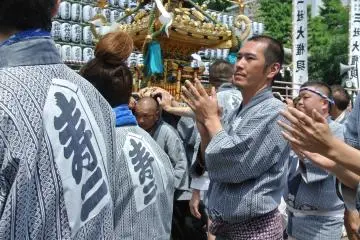 Tepukan tangan untuk mendukung parade mikoshi
