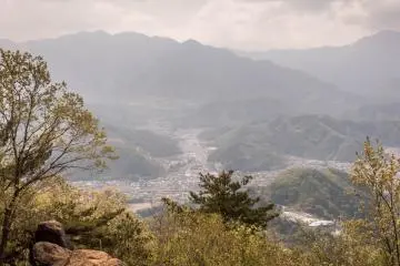 오쯔키가 골짜기 너머 보인다