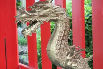 Un dragon sur la fontaine de purification