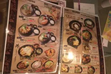 Une seule page du menu, ce qui n'est pas chose rare de la part de love hotels proposant leur propre nourriture (Fukushima)