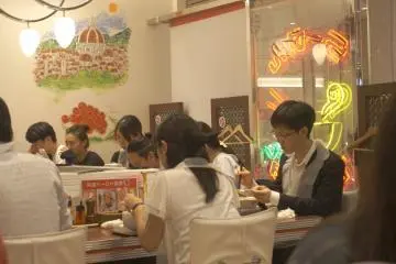 식당은 아주 분주해 보였다